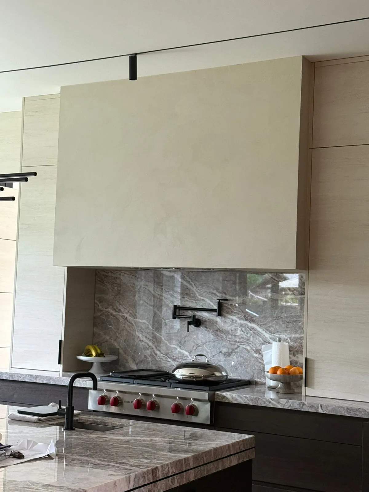 Kitchen hood finished in continuous microcement